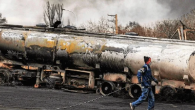 Why might Trump have difficulty reopening the Strait of Hormuz?