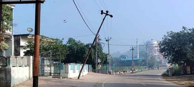 मुजफ्फरनगर के गांव चौरावाला में झुका हुआ हाईटेंशन विद्युत पोल बना खतरा, मोरना-जानसठ मार्ग पर हर दिन मंडरा रहा हादसे का साया।