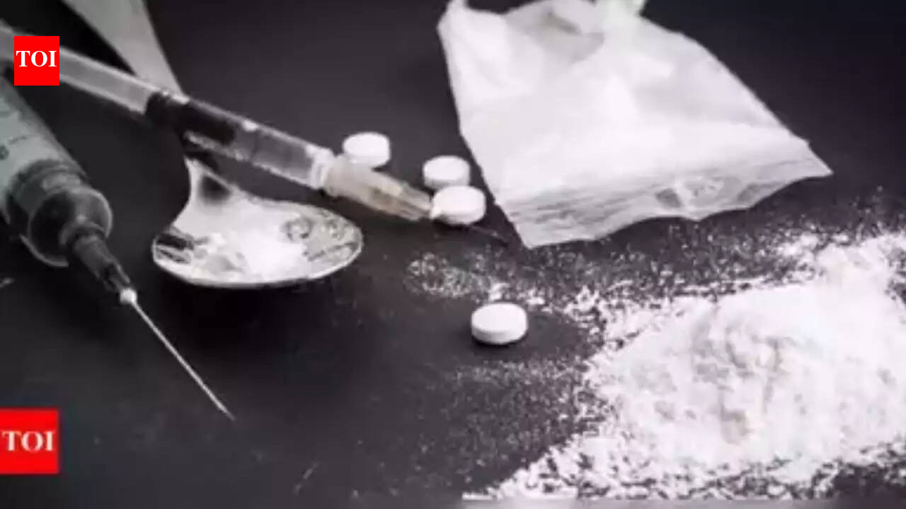 Drug smuggler arrested with heroin worth Rs 1.5 crore. india news