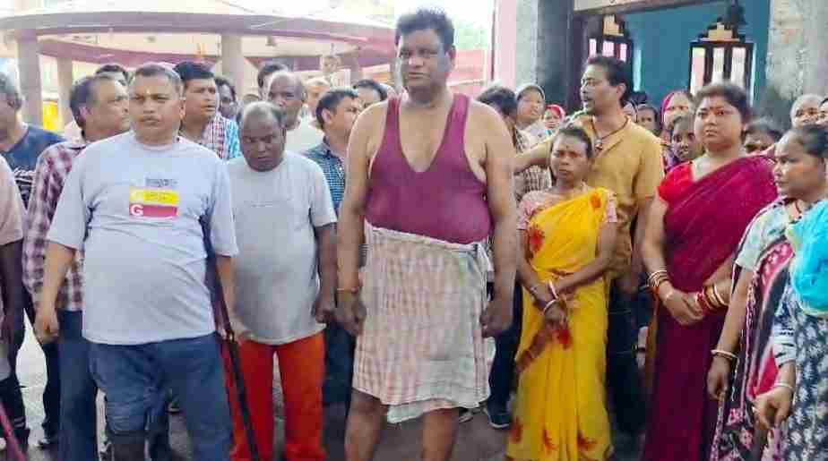 मुजफ्फरनगर में मंदिर परिसर में विवाद: दुकानदारों और पुजारी के बीच नोकझोंक से बढ़ा मामला, पुलिस ने संभाली स्थिति.