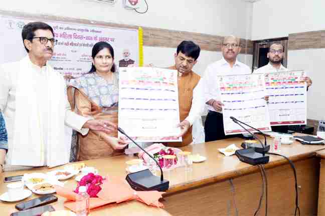 मुज़फ्फरनगर में अंतर्राष्ट्रीय महिला दिवस पर सम्मान समारोह: कन्या सुमंगला योजना के लाभार्थियों को स्वीकृति पत्र, बाल सेवा योजना में लैपटॉप और मुख्य सेवक को नियुक्ति पत्र।