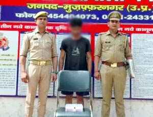 मुज़फ्फरनगर में छिनैती का पर्दाफाश: पर्स छीनने वाला आरोपी आशीष गिरफ्तार, मोबाइल और नकदी बरामद