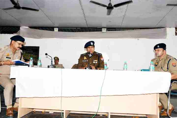 यूपी पुलिस एसआई भर्ती परीक्षा से पहले मुजफ्फरनगर में सुरक्षा व्यवस्था कड़ी, एसएसपी संजय कुमार वर्मा ने पुलिस फोर्स को दी सख्त ब्रीफिंग.