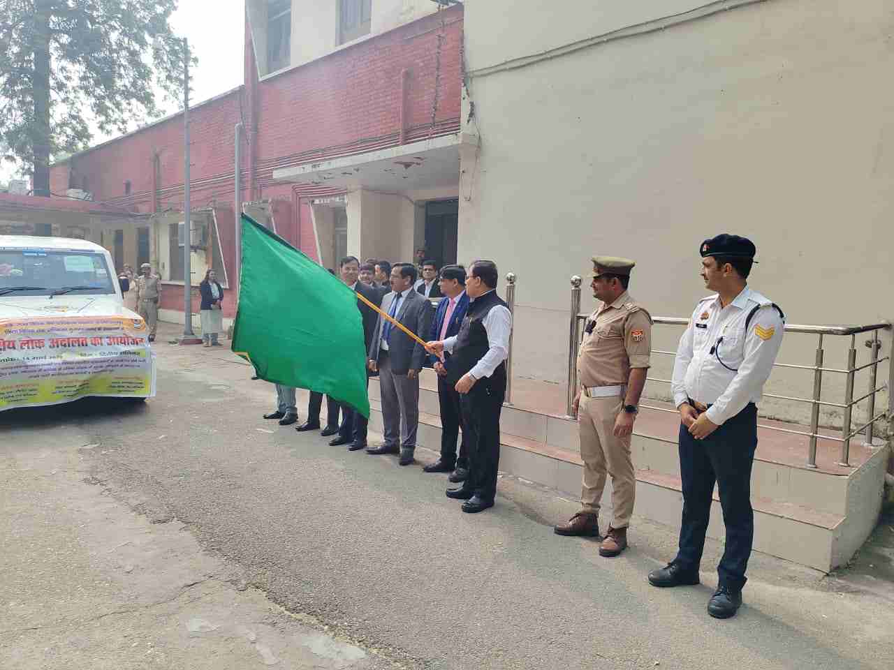 राष्ट्रीय लोक अदालत को लेकर मुजफ्फरनगर में जागरूकता रैली, जिला जज वीरेंद्र कुमार सिंह ने दी हरी झंडी