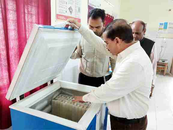 स्वास्थ्य सेवाओं की जांच मुजफ्फरनगर सीएमओ डॉ. सुनील तेवतिया ने सीएचसी मखियाली और जिला अस्पताल इमरजेंसी का औचक निरीक्षण किया