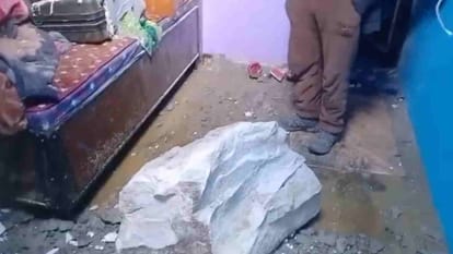 चमोली: पुलना गांव में देर रात बोल्डर गिरे, छत टूटकर घर के अंदर गिरी, बच्चे समेत परिवार के सदस्य बाल-बाल बचे