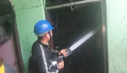 किचन में धमाका:रोटी बनाते समय फटा सिलेंडर, दीवार गिरी; रुद्रपुर में रसोई गैस सिलेंडर फटने से मां-बेटे समेत तीन लोग घायल