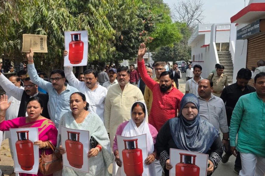 अयोध्या में गैस सिलेंडर को लेकर सपा का प्रदर्शन, बीजेपी कार्यालय से ‘पर्ची’ पर वितरण का आरोप