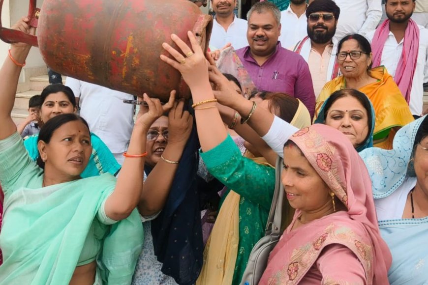 सिर पर सिलेंडर रखकर सपा महिला सभा का प्रदर्शन, महंगाई और गैस की कमी पर सरकार को घेरा