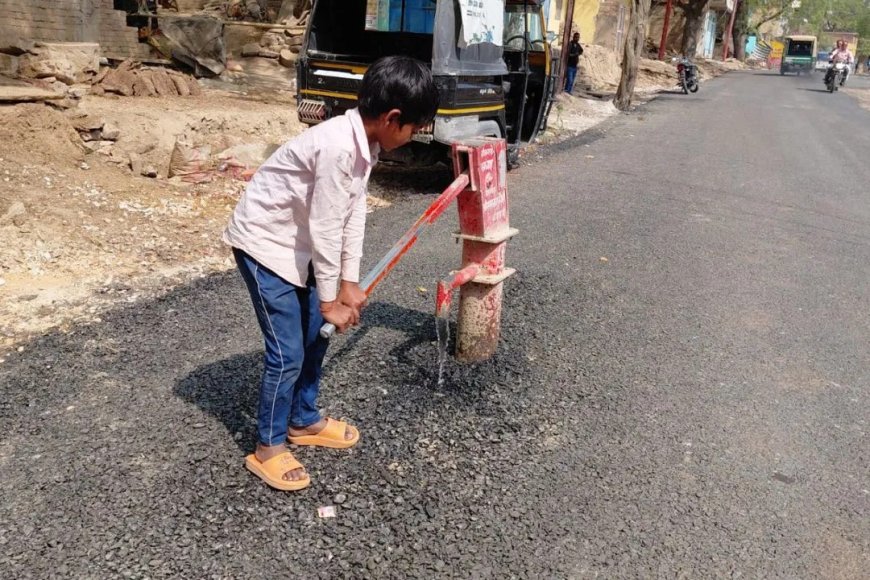 मिर्ज़ापुर में बीच सड़क पर खड़ा है हैंडपंप, इंजीनियरिंग की अनूठी मिसाल देख भड़के लोग, PWD पर उठे सवाल