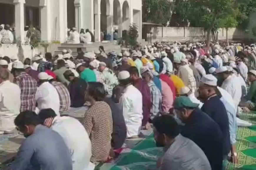 फतेहपुर के मांगी मकबरा ईदगाह में कड़ी सुरक्षा के बीच ईद की नमाज अदा की गई।