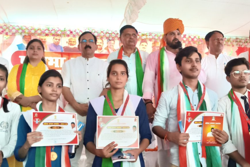 प्रतापगढ़ में स्कूल कार्यक्रम में पहुंचे बृजभूषण शरण सिंह, छात्रों को दिया लक्ष्य, अनुशासन और संस्कार का संदेश