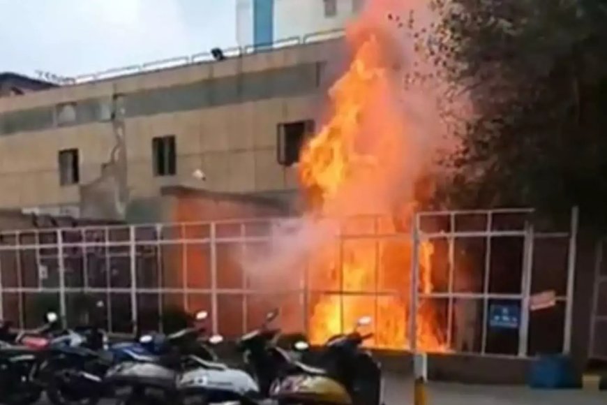 अमेठी के पशु चिकित्सालय परिसर में जर्जर भवन में लगी आग, अग्निशमन दल ने पाया काबू।