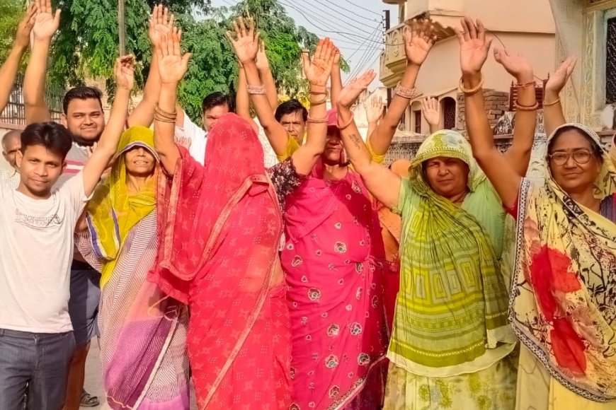 हैंडपंप में ताला बंद होने से जल संकट, महिलाओं ने डीएम कार्यालय पहुंचकर किया प्रदर्शन