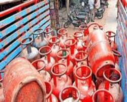 मुजफ्फरनगर में गैस सिलेंडर को लेकर हंगामा:900 रुपये का सिलेंडर 2000 रुपये में बेचने का आरोप, एजेंसी के बाहर उपभोक्ताओं का हंगामा