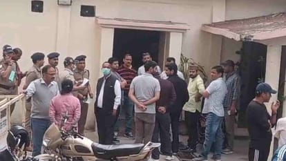 देहरादून: हिरासत में पीआरडी जवान की मौत का मामला, पत्नी ने पुलिस पर लगाया आरोप, हुआ पोस्टमार्टम-Dehradun News हिरासत में पीआरडी जवान की मौत का मामला, पोस्टमार्टम कर रहे डॉक्टर का पैनल