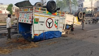 रूड़की समाचार: हाइवे पर पिकअप पलटी, पशु बाजार में पशु बेचने जा रहे तीन लोग घायल – हाइवे पर पिकअप पलटी, पशु बाजार में पशु बेचने जा रहे तीन लोग घायल रूड़की समाचार
