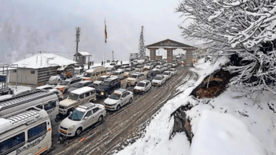 Thousands of tourists spent the cold night in Atal Tunnel. india news