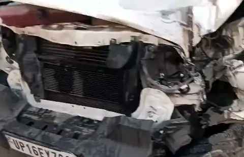 मुज़फ्फरनगर कार हादसा: तेज रफ्तार थार बिजली के खंभे से टकराई, ड्राइवर गंभीर रूप से घायल – खंभा टेढ़ा होकर सड़क पर गिरा