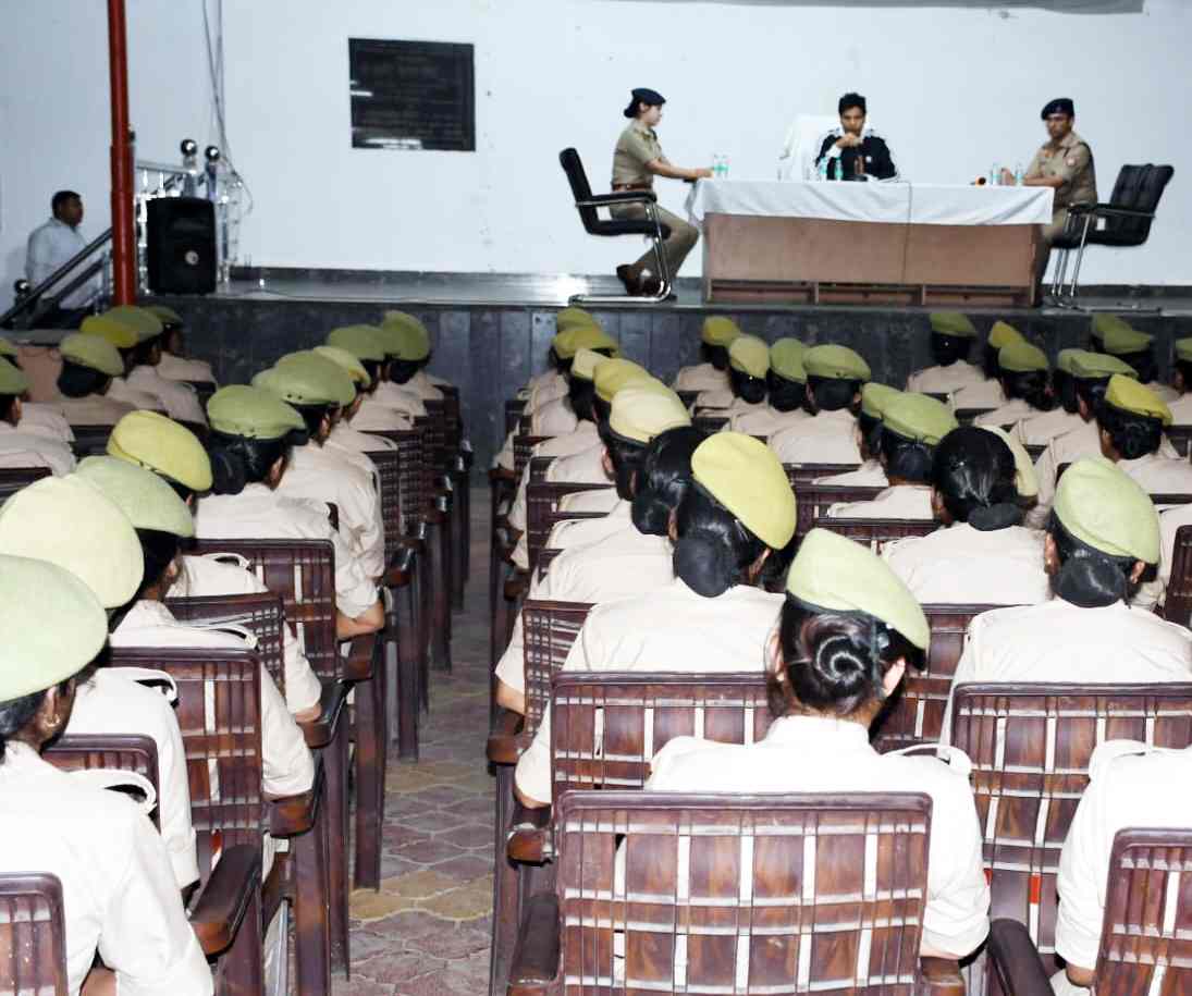 मुज़फ्फरनगर पुलिस: एसएसपी संजय कुमार वर्मा ने नव तैनात महिला कांस्टेबलों को जन सेवा और मिशन शक्ति से संबंधित विशेष निर्देश दिए।