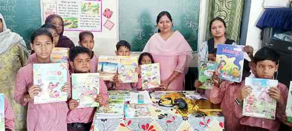 पूर्वी पाठशाला मुजफ्फरनगर में वार्षिक परीक्षाफल समारोह, टॉपर बच्चों का सम्मान एवं नई पुस्तकों का वितरण।