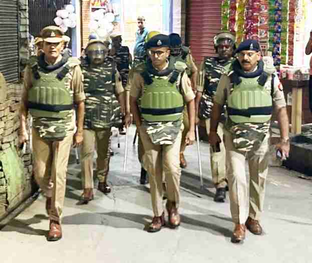 बुढ़ाना फ्लैग मार्च: कानून व्यवस्था चुस्त करने के लिए पुलिस निकली, एसपी ग्रामीण अक्षय महाडिक के नेतृत्व में बाजारों और संवेदनशील इलाकों में फ्लैग मार्च