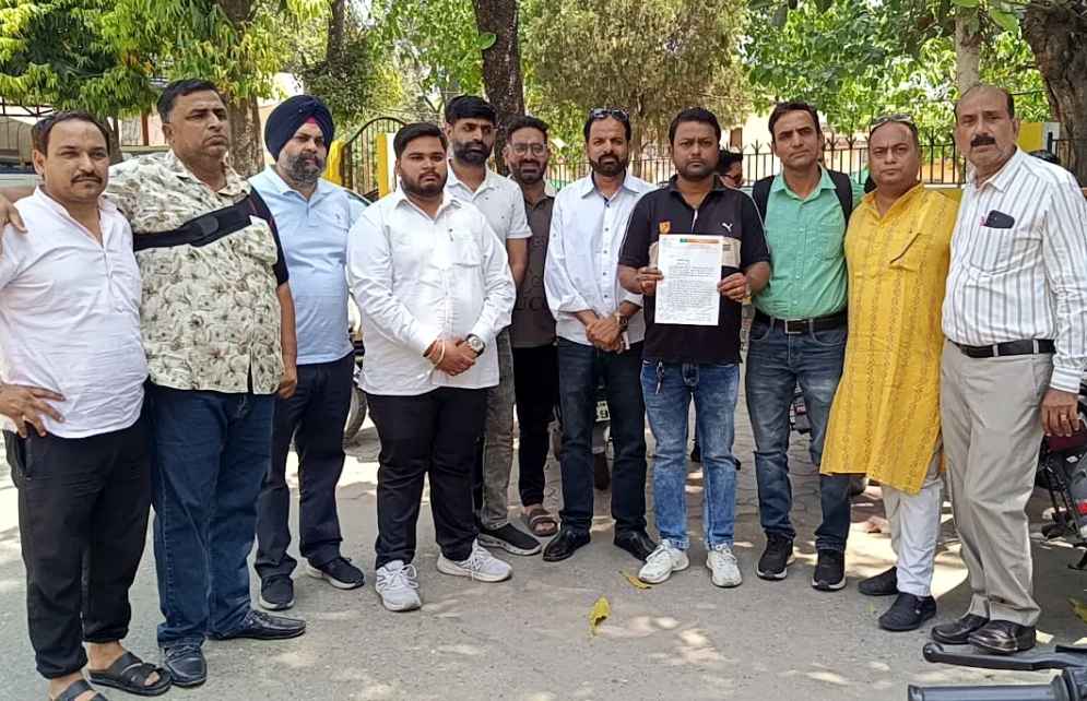 मुजफ्फरनगर: गांधी कॉलोनी में आवारा कुत्तों और बंदरों का आतंक, लोगों का फूटा गुस्सा- प्रशासन को दी आंदोलन की चेतावनी