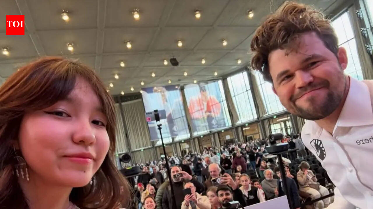 WATCH: Magnus Carlsen poses for a selfie, then his phone is confiscated chess news