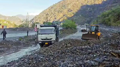 Jammu-Srinagar National Highway closed for the third day. india news