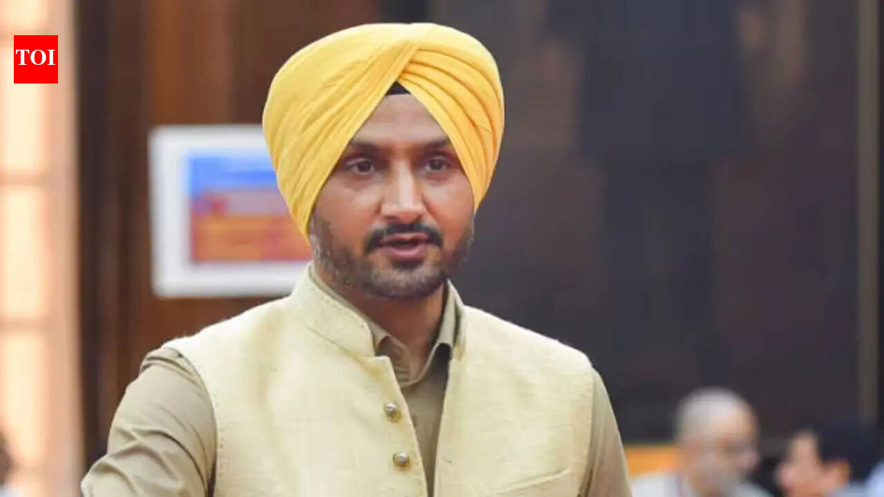 Harbhajan Singh: Former Indian cricketer Harbhajan Singh joins BJP, leaves Aam Aadmi Party. cricket news