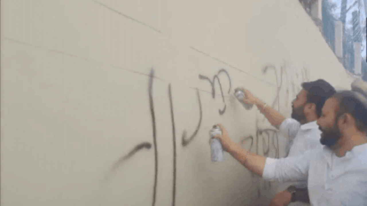 Watch: AAP workers write ‘traitor’, burn effigy outside the house of Rajya Sabha MP Rajinder Gupta after joining BJP. india news