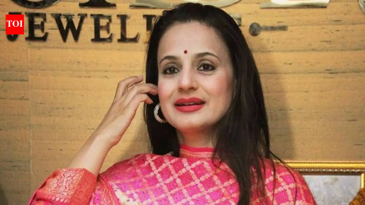 Ameesha Patel, working with Shiney Ahuja on Aamir Khan’s Lagaan loss, addresses claims of Akshay Kumar using teleprompter. hindi movie news