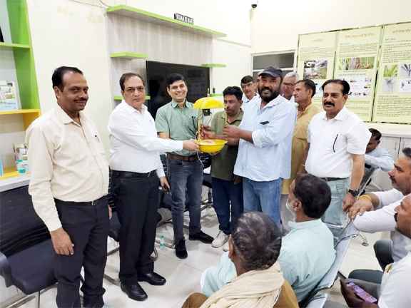 मुज़फ्फरनगर समाचार: इंडियन पोटाश लिमिटेड रोहाना कलां की पहल- गन्ना किसानों को बांटे गए 1500 लाइट ट्रैप, कीट नियंत्रण पर विशेष बैठक