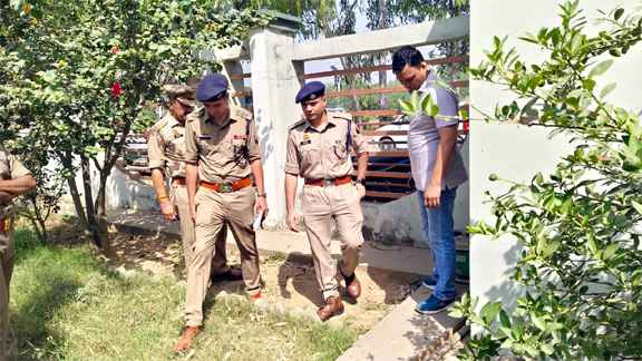मुजफ्फरनगर: चरथावल में स्कूल के चौकीदार की धारदार हथियार से हत्या, पुलिस ने तीन टीमें गठित कर शुरू की जांच.
