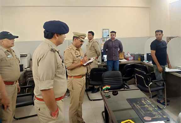 मुज़फ्फरनगर न्यूज़: एसएसपी संजय कुमार वर्मा ने एसपी क्राइम कार्यालय का औचक निरीक्षण कर साइबर क्राइम नियंत्रण और लंबित विवेचनाओं के बारे में सख्त निर्देश दिए.