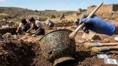 Spain: 2,000-year-old Roman cup found in Spain may be directly linked to Hadrian’s Wall