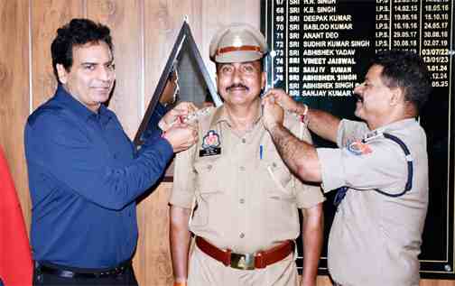 मुज़फ्फरनगर न्यूज़: सब-इंस्पेक्टर से इंस्पेक्टर बने नरेश कुमार, एसएसपी संजय कुमार वर्मा ने कंधे पर लगाए स्टार.