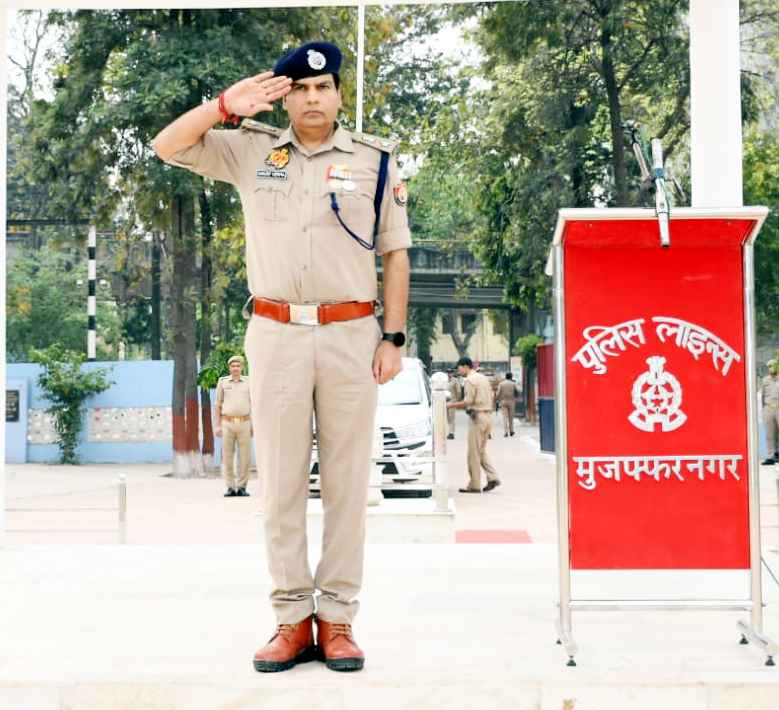 मुजफ्फरनगर एसएसपी संजय कुमार वर्मा ने रिजर्व पुलिस लाइन की शुक्रवार परेड का निरीक्षण किया, फिटनेस और रिस्पांस टाइम में सुधार के निर्देश दिए।