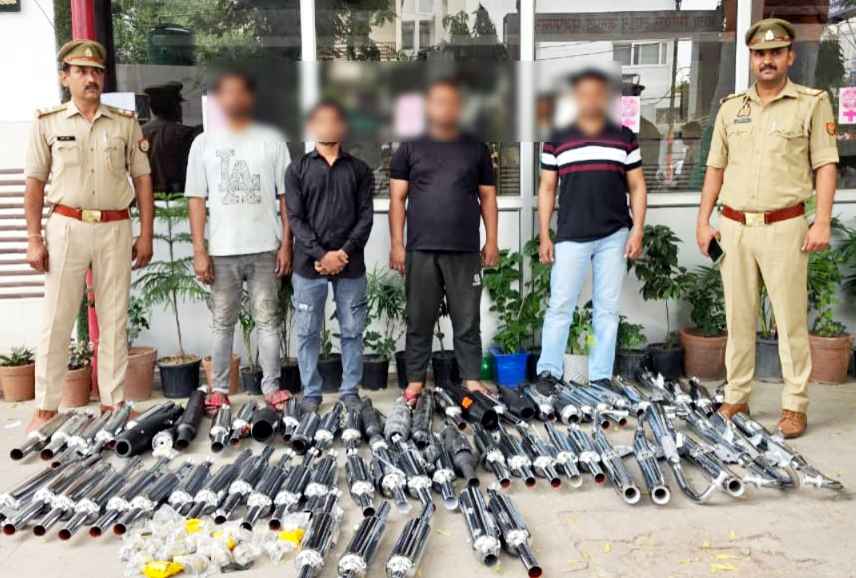 मुज़फ्फरनगर समाचार: मॉडिफाइड साइलेंसर पर बड़ी कार्रवाई-सिविल लाइन पुलिस ने 70 अवैध साइलेंसर के साथ 4 अभियुक्तों को गिरफ्तार किया।