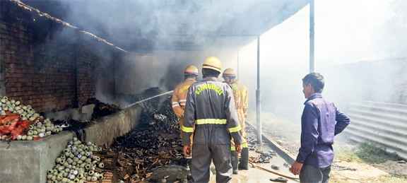 रतनपुरी पटाखा फैक्ट्री में लगी आग: बिना लाइसेंस के चल रहे पटाखा गोदाम में लगी भीषण आग, दो नाबालिग झुलसे- मुजफ्फरनगर के डीएम और एसएसपी मौके पर पहुंचे.