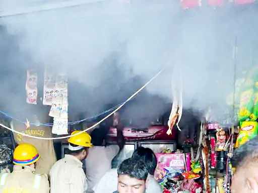 मुज़फ्फरनगर न्यूज़: मदीना कॉलोनी में ड्राई फ्रूट्स की दुकान में लगी भीषण आग, फायर ब्रिगेड के प्रयास से टला बड़ा हादसा