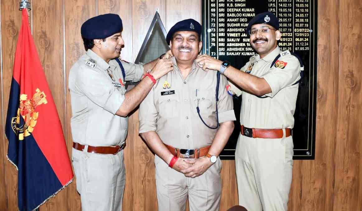 मुजफ्फरनगर DSP प्रमोशन: इंस्पेक्टर लक्ष्मण वर्मा और विश्वजीत बने DSP, SSP संजय कुमार वर्मा ने कंधे पर स्टार लगाकर किया सम्मानित.