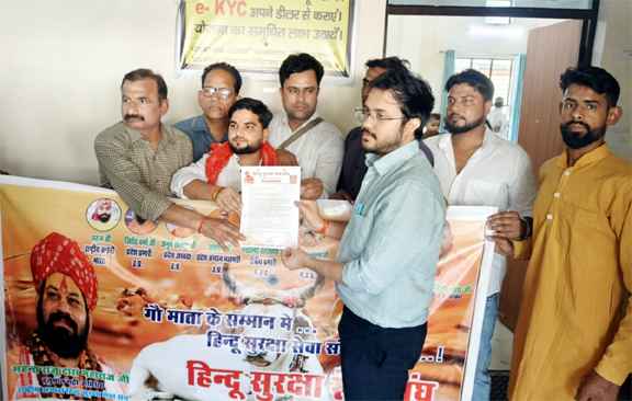 मुजफ्फरनगर: हिंदू सुरक्षा सेवा संघ ने गोमाता को राष्ट्रमाता घोषित करने की मांग को लेकर ज्ञापन सौंपा।
