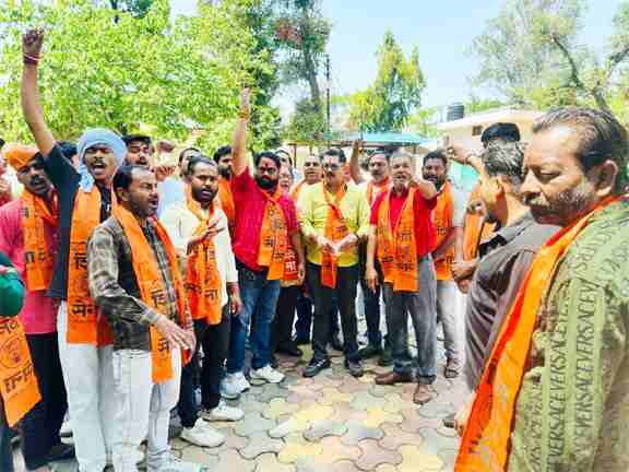 मुज़फ्फरनगर प्राइवेट स्कूल फीस विरोध: निजी स्कूलों की मनमानी फीस के खिलाफ शिवसेना ने किया प्रदर्शन, शिक्षा मंत्री को सौंपा ज्ञापन