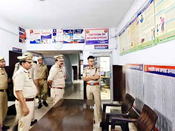 मुजफ्फरनगर पुलिस निरीक्षण: एसपी ग्रामीण अक्षय महादिक ने जानसठ सर्किल के तीन थानों का किया औचक निरीक्षण, महिला हेल्प डेस्क और लंबित विवेचनाओं पर दिए निर्देश