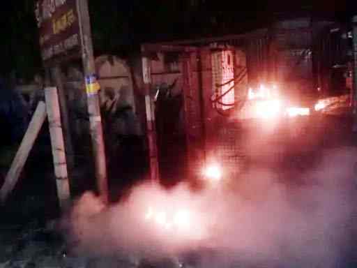 मुज़फ्फरनगर: भीषण गर्मी के बीच जानसठ रोड पर ट्रांसफार्मर में लगी आग, समय रहते टला बड़ा हादसा