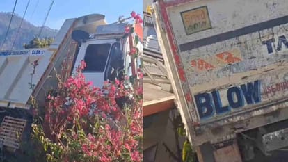 चमोली: कर्णप्रयाग की ओर जा रहा डंपर हुआ हादसे का शिकार, बद्रीनाथ हाईवे के पास अनियंत्रित होकर घर की छत पर पलटा – Dumper Overturned On Roof Of The house कर्णप्रयाग चमोली बद्रीनाथ हाईवे