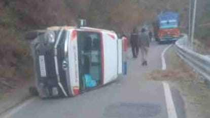 चमोली: मरीज को ले जा रही एंबुलेंस आदिबद्री रंदोली के पास सड़क पर पलटी, ब्रेक फेल होने से हुआ हादसा -Ambulance Overturned On The Road Neak Aadi Badri Randoli Dashmalikaranprayag News