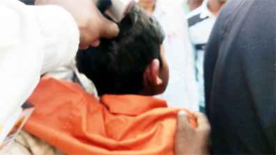 पुरकाज़ी में बच्चों को ले जा रही स्कूल वैन में अचानक लगी आग, 5 बच्चे घायल-ग्रामीणों और पुलिस ने बचाई जान।