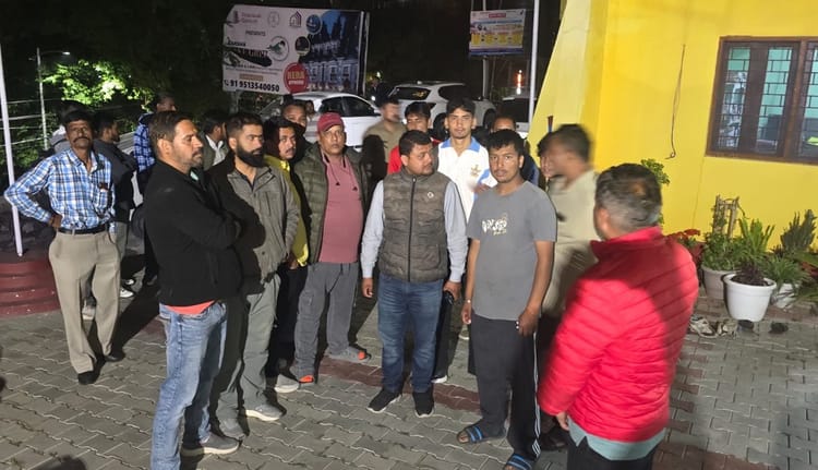 भीमताल: पकड़ा गया मवेशियों से भरा ट्रक, ग्रामीणों और बीजेपी नेताओं ने किया हंगामा; भीमताल में मवेशियों से भरा ट्रक पकड़ा गया, तीन लोगों को हिरासत में लिया गया